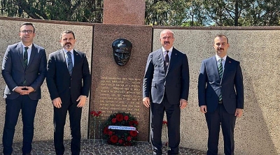 Vali Toraman'dan Kanberra'da Atatürk Anıtı'na Ziyaret