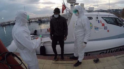 Yunanistan'ın Ölüme Terk Ettiği 16 Kaçak Göçmeni Sahil Güvenlik Kurtardı