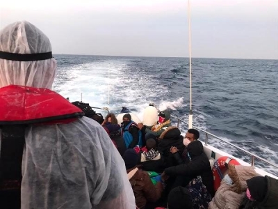 Yunanistan'ın Ölüme Terk Ettiği 34 Kaçak Göçmeni Sahil Güvenlik Kurtardı